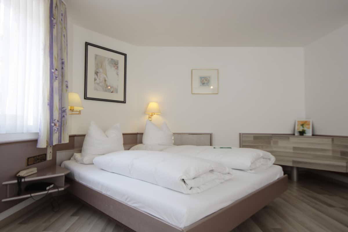 Triple Room | Hypo-allergenic bedding, desk, free WiFi