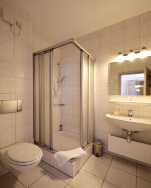 Habitación triple | Baño | Ducha, secador de pelo y toallas