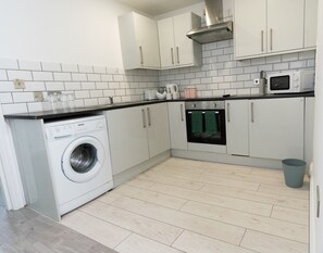 Fridge, microwave, oven, stovetop - City Centre Modern 4 Person Apartment (Liverpool)
