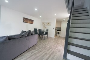 Living area - City Centre Modern 4 Person Apartment (Liverpool)