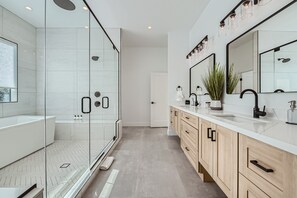 Shower, hair dryer, towels - New|Luxury|Resort Yard|Spacious (Scottsdale)