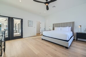 5 bedrooms, desk, iron/ironing board, travel crib - New|Luxury|Resort Yard|Spacious (Scottsdale)