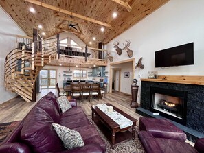 TV, fireplace, offices - Cat's Cradle | RRG | Sunset views | Hot Tub | Wifi - Pet friendly cabin centrally located 9 min from Natural Bridge State Park. (Rogers)