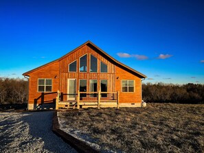 Exterior - Cat's Cradle | RRG | Sunset views | Hot Tub | Wifi - Pet friendly cabin centrally located 9 min from Natural Bridge State Park. (Rogers)