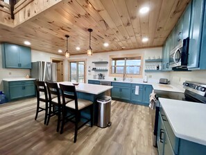 Fridge, microwave, oven, stovetop - Cat's Cradle | RRG | Sunset views | Hot Tub | Wifi - Pet friendly cabin centrally located 9 min from Natural Bridge State Park. (Rogers)