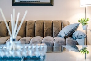 TV - Modern & Spacious City Apartment (Preston)