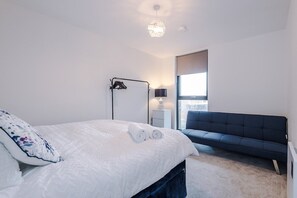 1 bedroom, iron/ironing board, Internet, bed sheets - Modern & Spacious City Apartment (Preston)