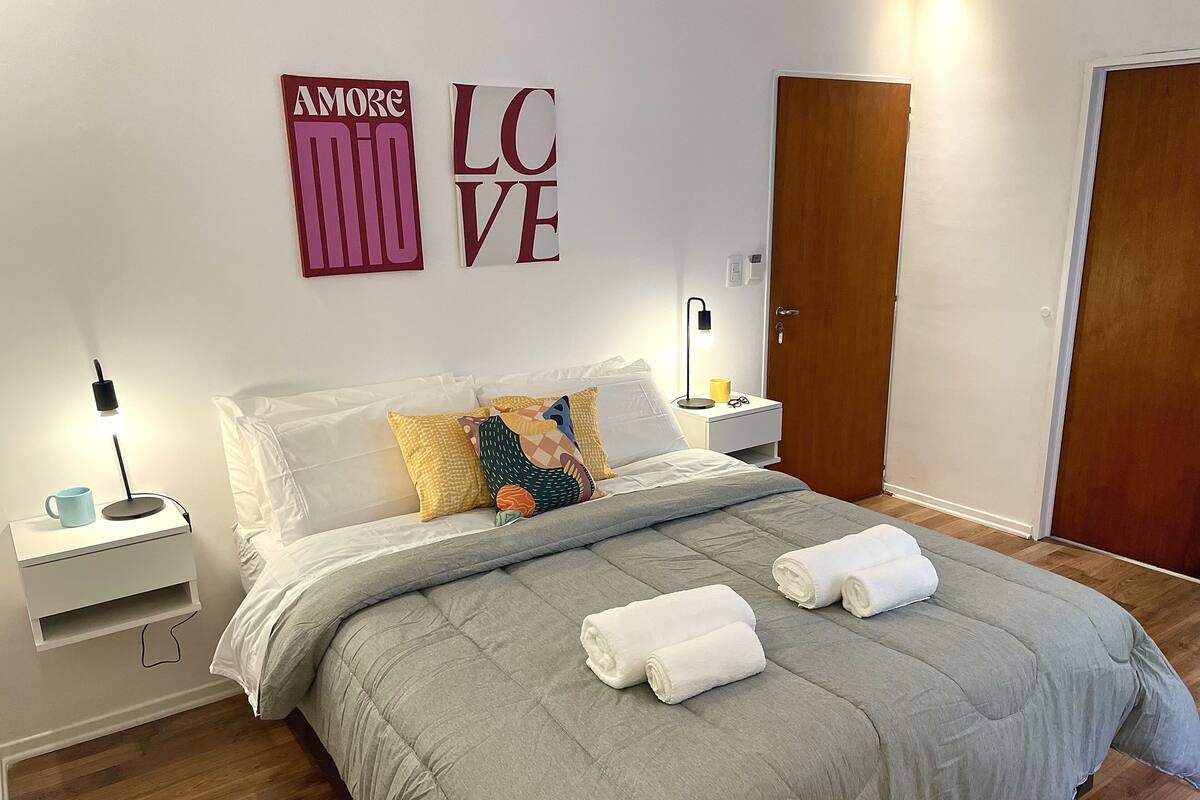 Habitación doble estándar | Cortinas blackout, insonorización y tabla de planchar con plancha