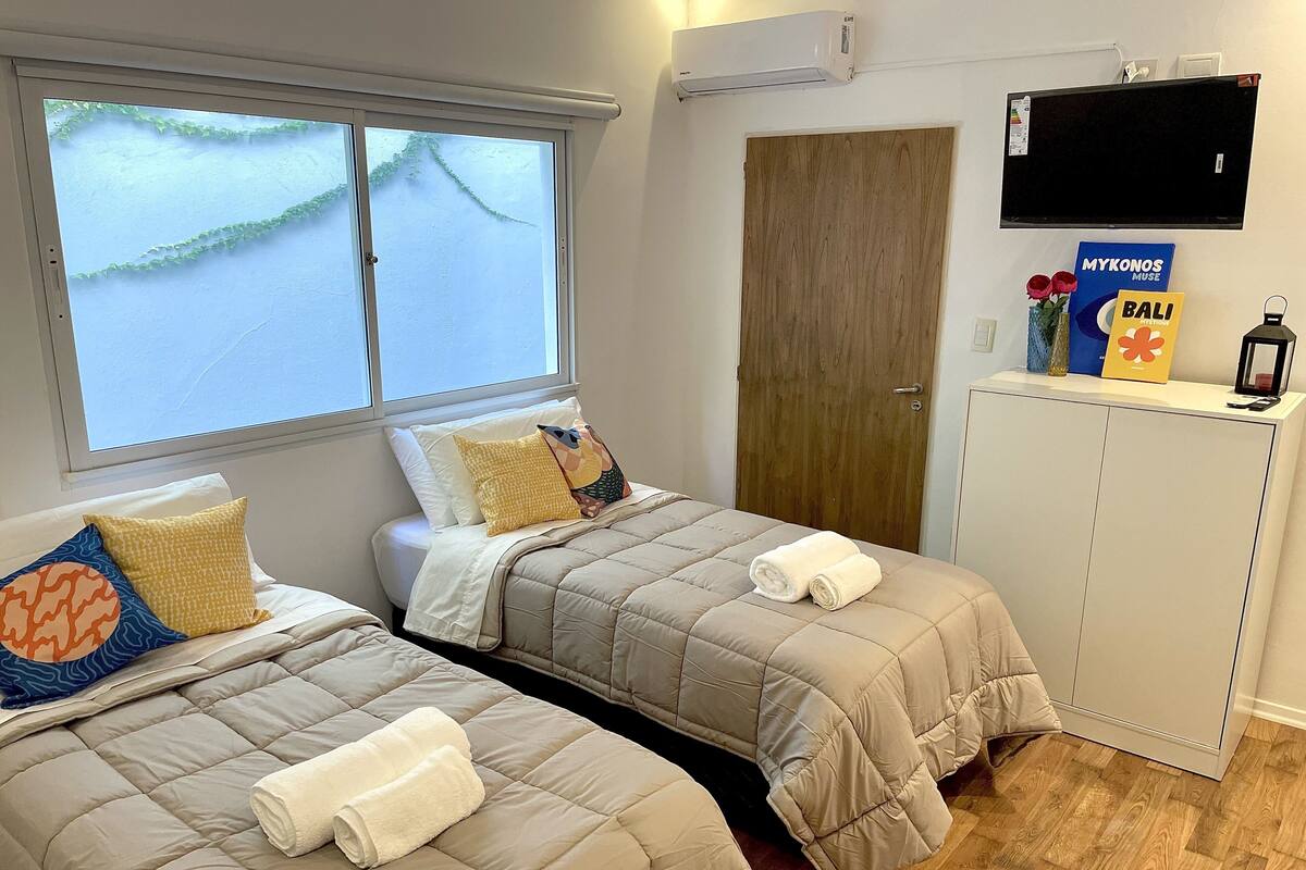 Habitación estándar con 2 camas individuales | Cortinas blackout, insonorización y tabla de planchar con plancha