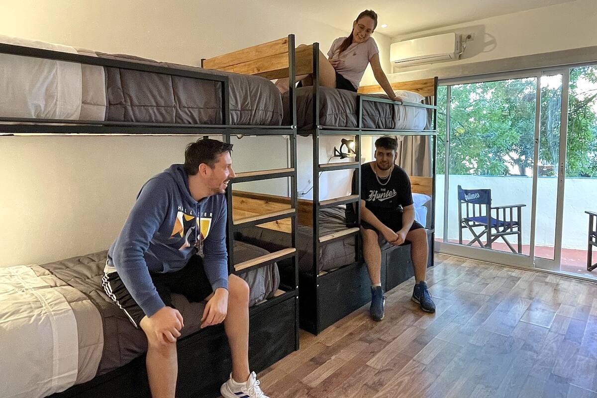 Dormitorio compartido estándar | Cortinas blackout, insonorización y tabla de planchar con plancha