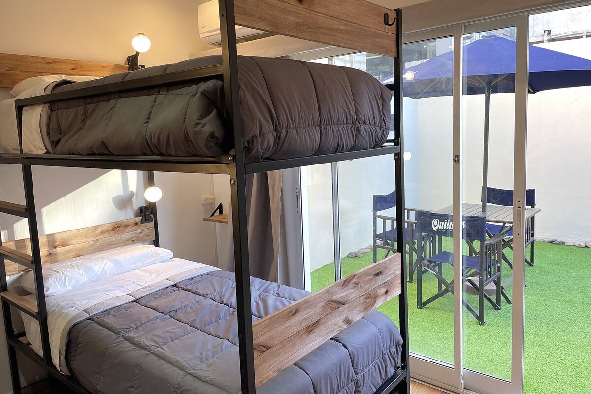Dormitorio compartido estándar | Cortinas blackout, insonorización y tabla de planchar con plancha