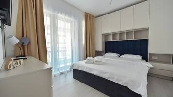 Apartamento família, 2 quartos, banheira de imersão | 2 quartos, roupas de cama antialérgicas, cortinas blackout