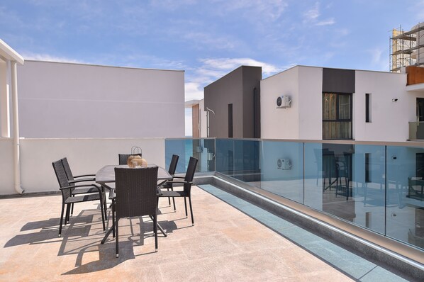 Familienapartment, 2 Schlafzimmer, Whirlpool | Terrasse/Patio