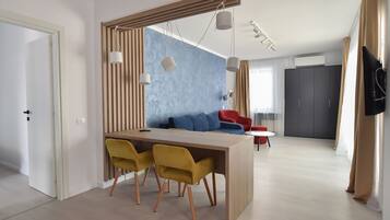 Family Apartment, 2 Bedrooms, Hot Tub | Hypo-allergenic bedding, blackout drapes, iron/ironing board, free WiFi