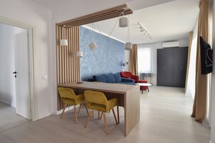 Family Apartment, 2 Bedrooms, Hot Tub | Hypo-allergenic bedding, blackout drapes, iron/ironing board, free WiFi