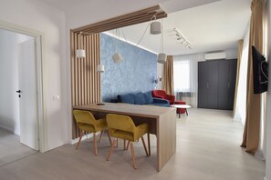 Familienapartment, 2 Schlafzimmer, Whirlpool | 2 Schlafzimmer, Allergikerbettwaren, Verdunkelungsvorhänge