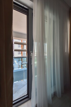 Familienapartment, 2 Schlafzimmer, Whirlpool | 2 Schlafzimmer, Allergikerbettwaren, Verdunkelungsvorhänge