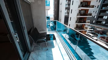 Standaard appartement, 1 slaapkamer, balkon, gedeeltelijk uitzicht op zee | Kameruitzicht