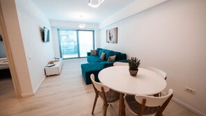 Standard-Apartment, 1 Schlafzimmer, Balkon, eingeschränkter Meerblick | Wohnbereich | 100-cm-LCD-Fernseher mit Kabelempfang, Drucker