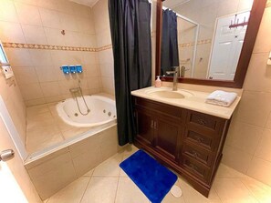 Articles de toilette gratuits, sĂšche-cheveux, serviettes fournies, savon