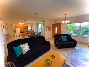 52-inch Smart TV with digital channels - Sea of Galilee Country House by SeaNRent (Yavne'el)