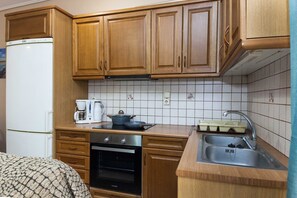 Apartamento | Cozinha privada | Geladeira grande, fogão, talheres/pratos/utensílios de cozinha