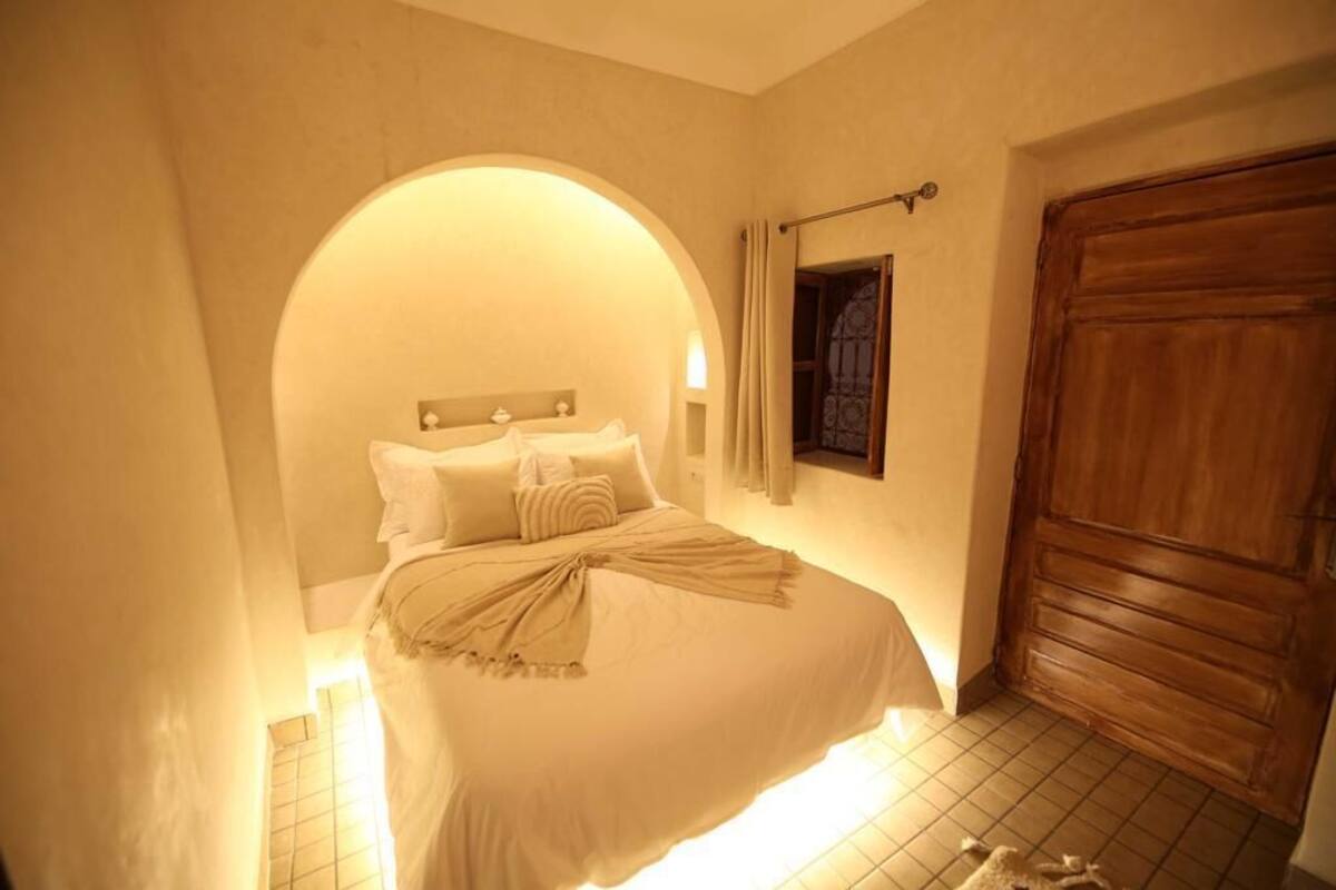 Romantic Double Room | Desk, soundproofing, free WiFi