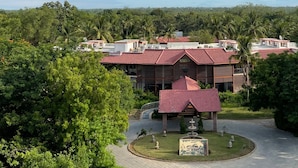 Un resort con varias construcciones, una estructura central con techo rojo y un cartel que dice 'The Retreat'.