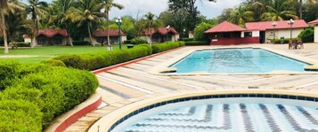 Una piscina techada, una piscina al aire libre