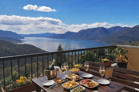 Outdoor dining. Lago Maggiore holiday house