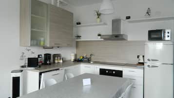 Geladeira, micro-ondas, fogão, cooktop