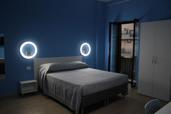 1 chambre, fer et planche à repasser, accès Internet