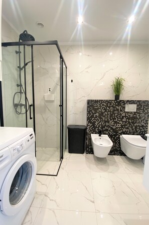 Dusch, hårtork, bidé och handdukar