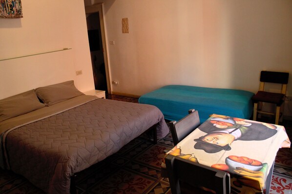 1 habitación, tabla de planchar con plancha, wifi y ropa de cama 