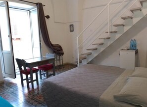 1 habitación, tabla de planchar con plancha, wifi y ropa de cama 