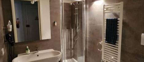 Douche, sèche-cheveux, bidet, serviettes fournies