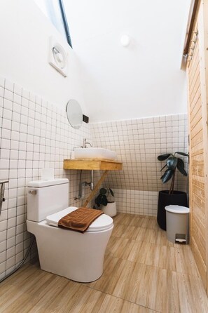 Cabaña romántica | Baño | Bañera y ducha independientes y bañera profunda