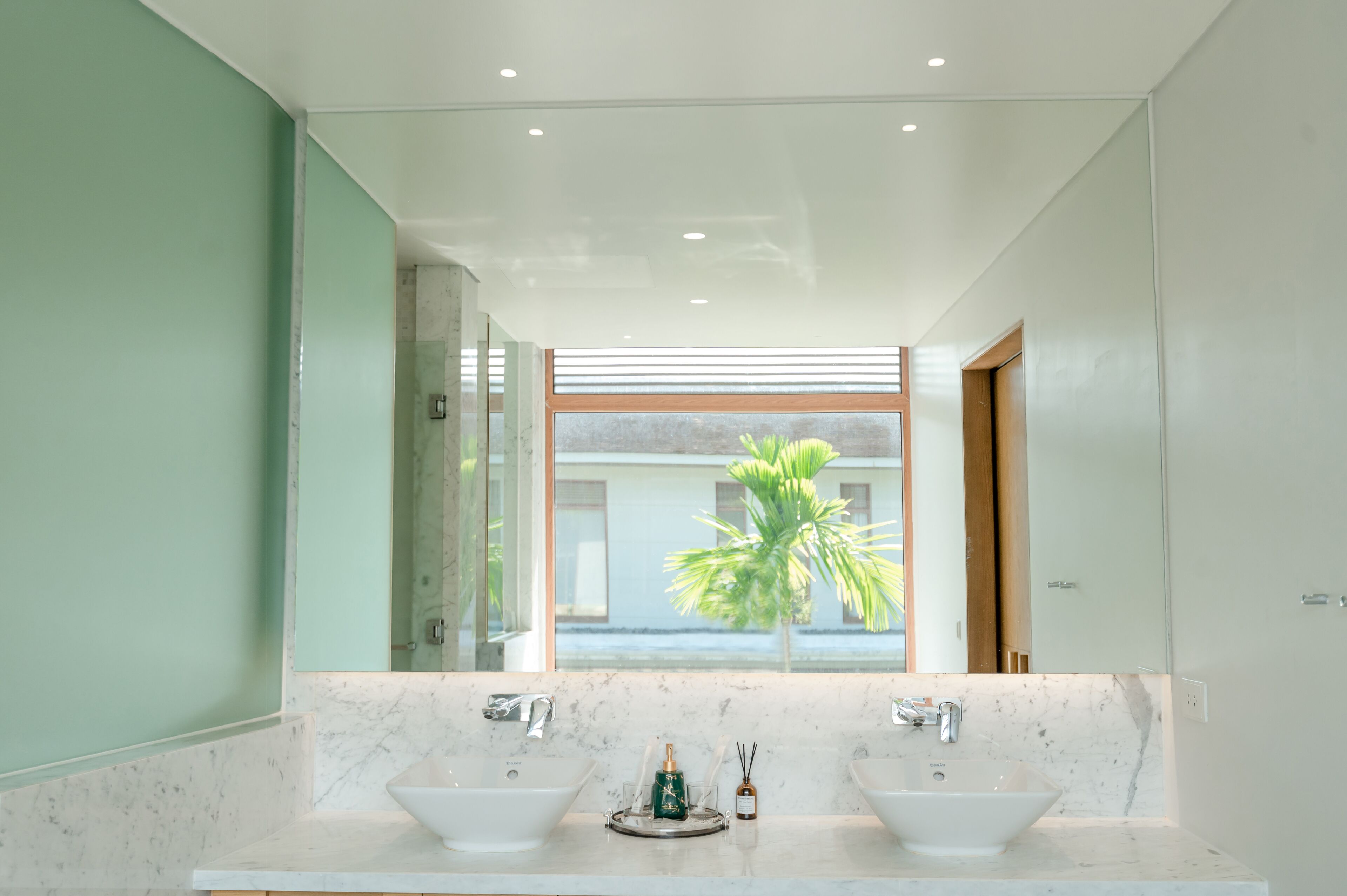 Separate bathtub and shower, hydromassage showerhead