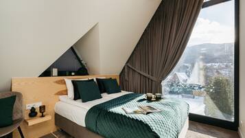 Comfort Chalet | 4 bedrooms, individually furnished, desk, laptop workspace