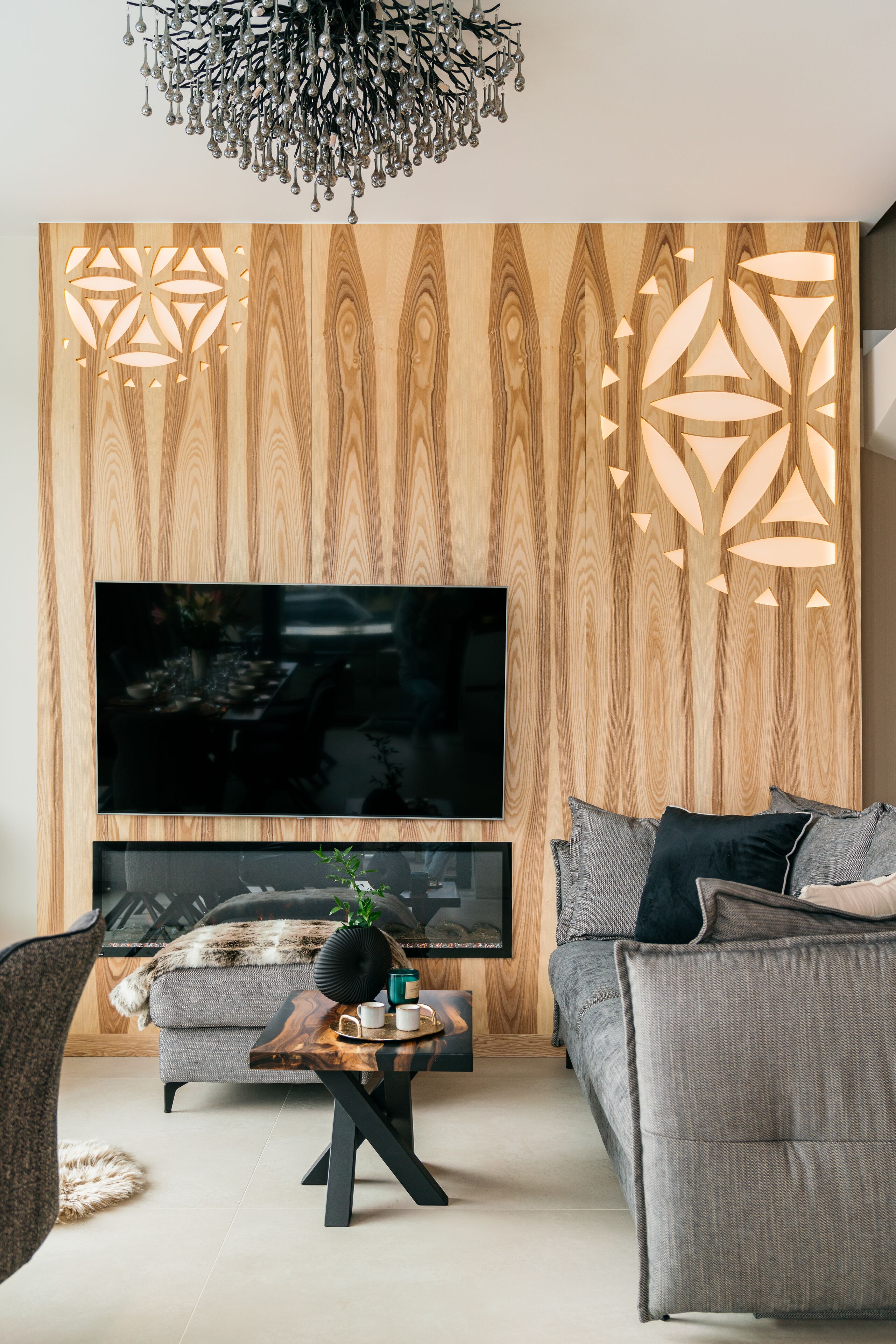 شاليه مريح | غرفة المعيشة | تلفزيون بشاشة مسطحة بحجم 49-بوصة يعرض قنوات تلفزيونية رقمية، مدفأة