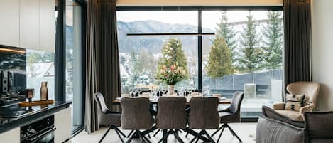 Comfort-Chalet | Wohnbereich | 49-Zoll-Flachbildfernseher mit Digitalempfang, Kamin
