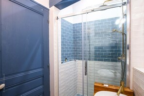 Douche, serviettes fournies