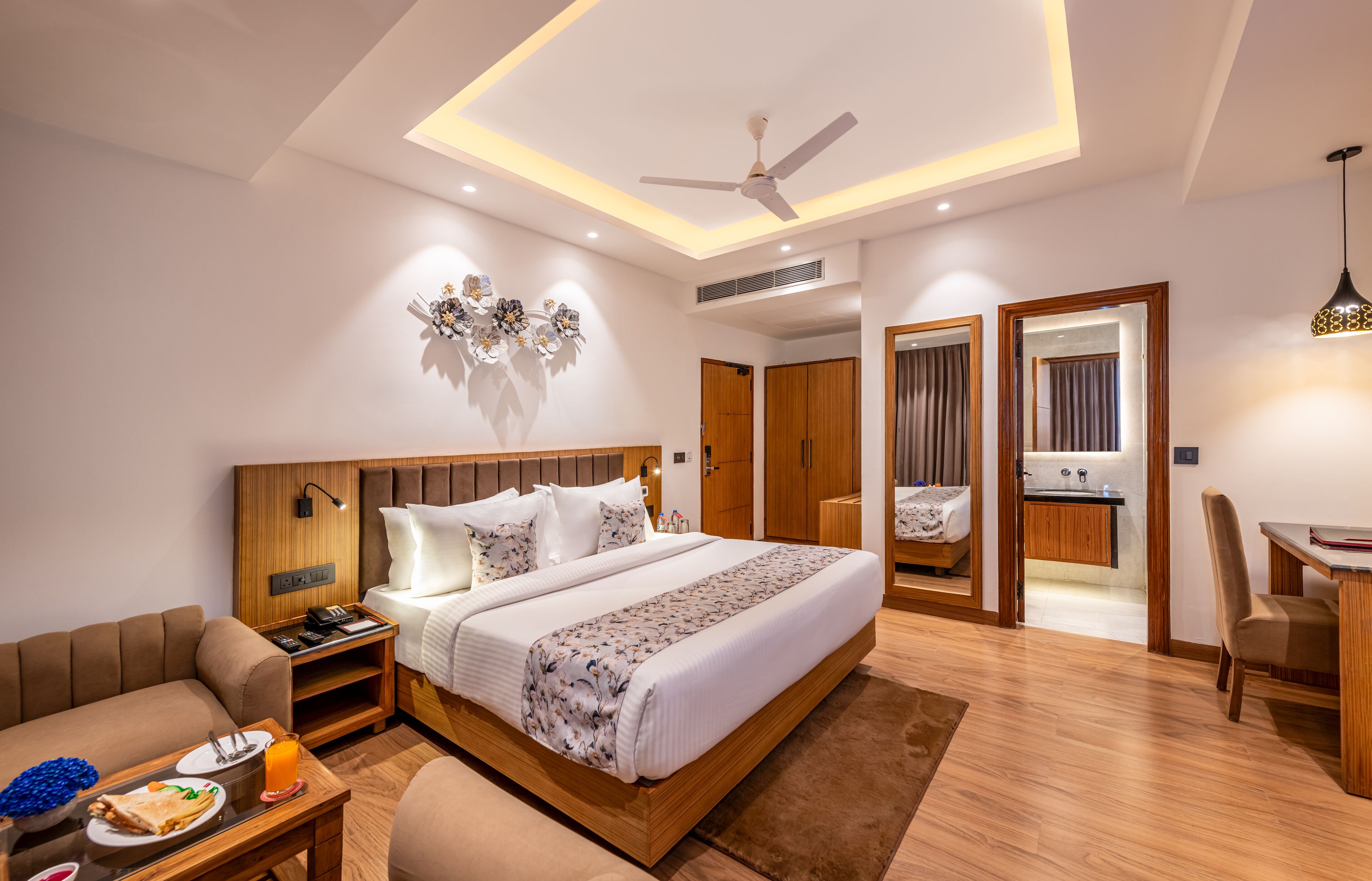 Executive Room | Minibar, in-room safe, desk, laptop workspace