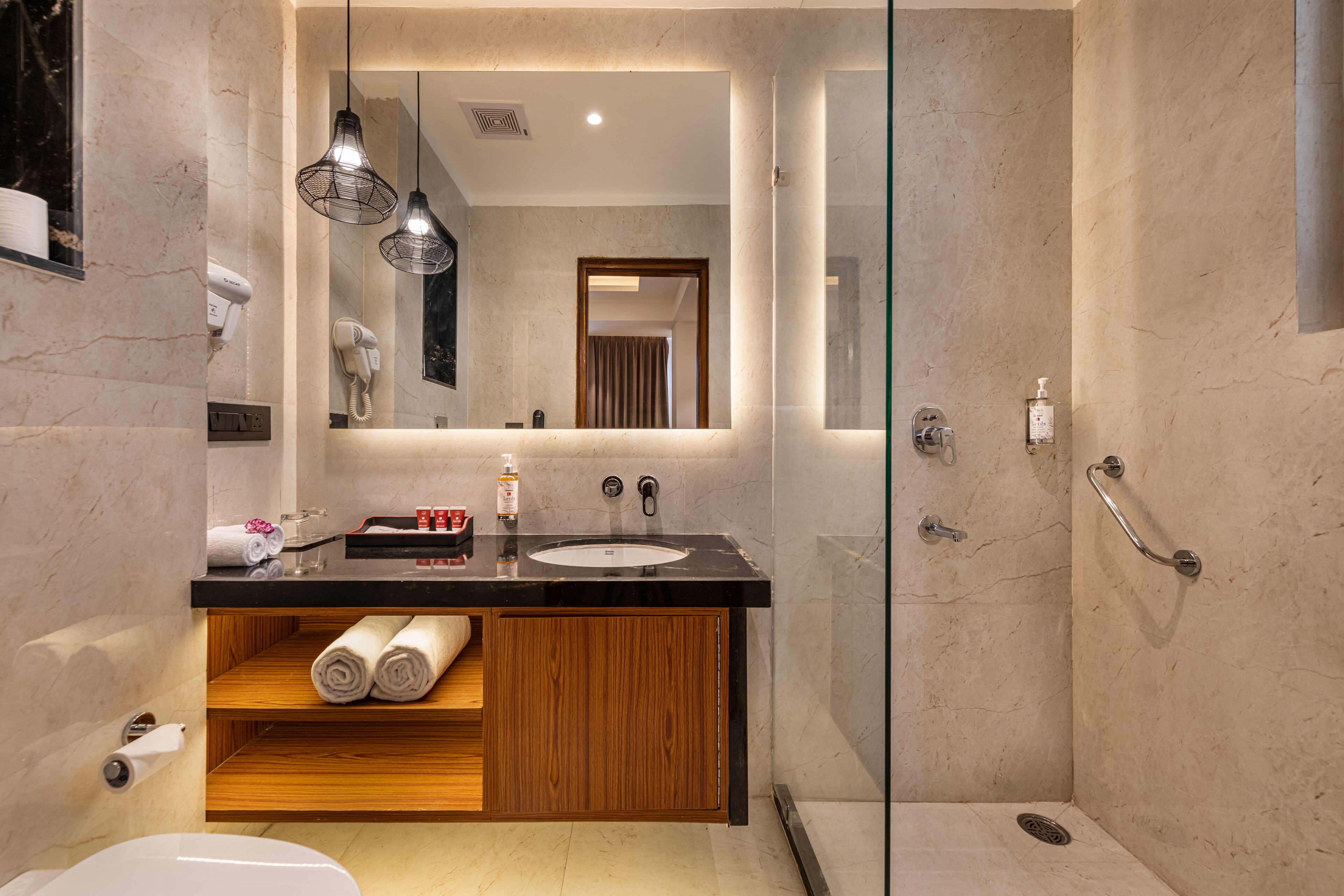 Deluxe Room | Bathroom | Shower, rainfall showerhead, hair dryer, slippers
