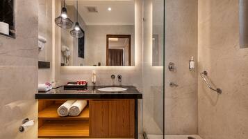 Deluxe Room | Bathroom | Shower, rainfall showerhead, hair dryer, slippers