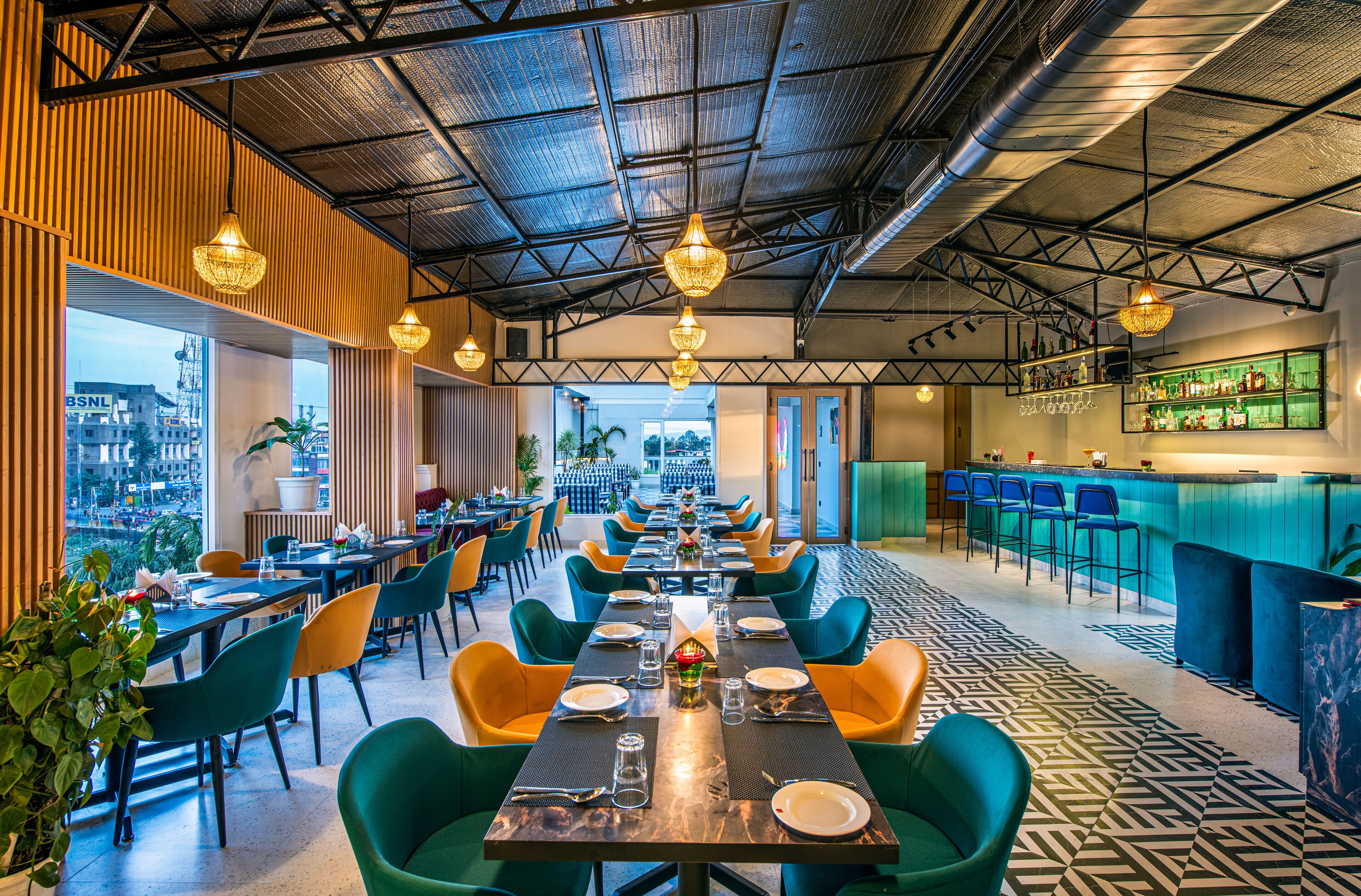 供应早餐、午餐和晚餐