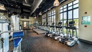 Ein Fitnessstudio mit Laufbändern, Ergometer und Kraftgeräten.