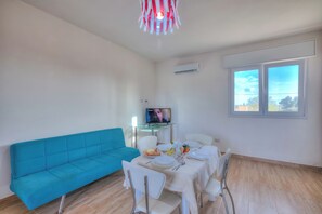 Departamento estándar, varias habitaciones (Le Bianche Apt1 with Garden Near The) | Área de sala de estar | Televisión de 21 pulgadas con canales digitales