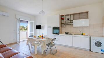 Standard-Apartment, Mehrere Schlafzimmer (Le Bianche Apt. 3 -Terrace- Near The) | Eigene Küche | Kühlschrank, Ofen, Herdplatte, Wasserkocher mit Kaffee-/Teezubehör