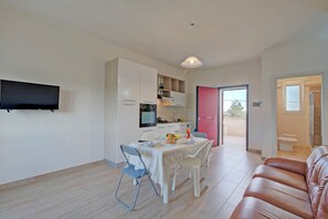 Departamento estándar, varias habitaciones (Le Bianche Apt. 3 -Terrace- Near The) | Área de sala de estar | Televisión de 21 pulgadas con canales digitales 